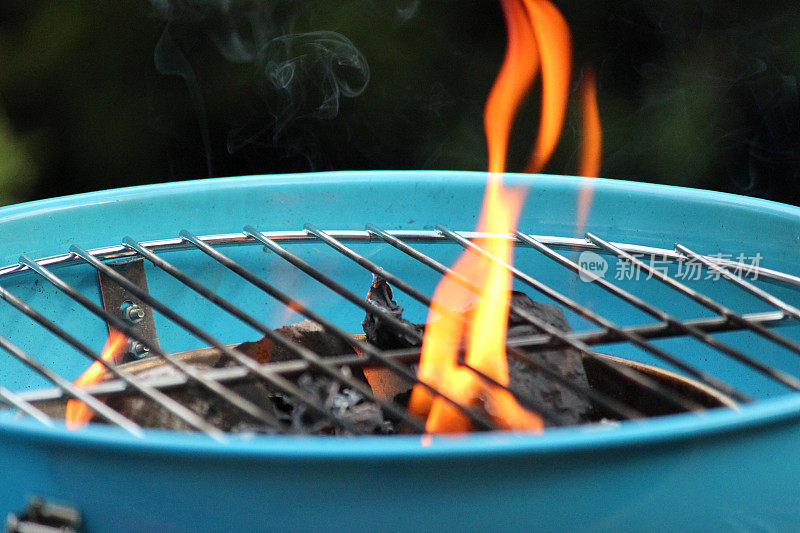点燃木炭烧烤/烧烤图像/烧水壶上的火